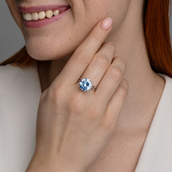 Кольцо из серебра с фианитом