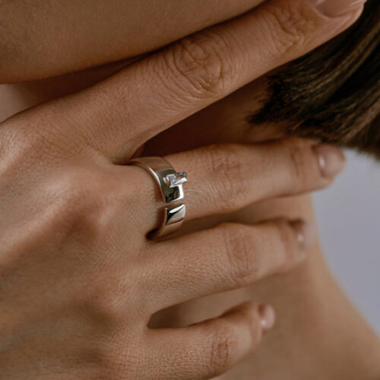 Кольцо из серебра с фианитом