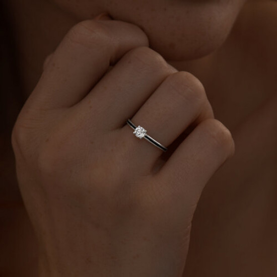 Кольцо из серебра с эмалью и фианитом