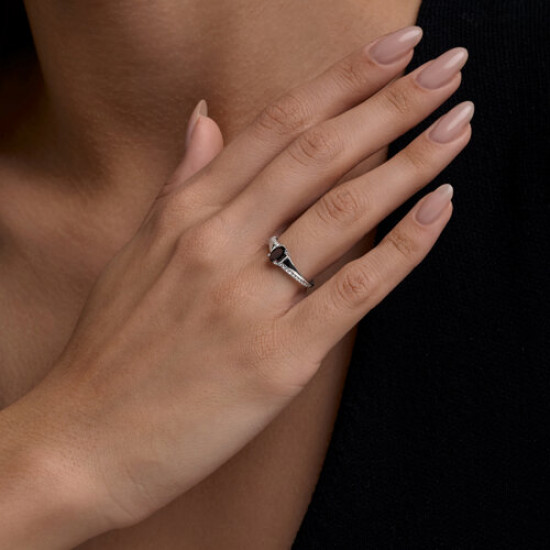 Кольцо из серебра с гранатом и фианитами