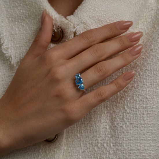 Кольцо из серебра с фианитами