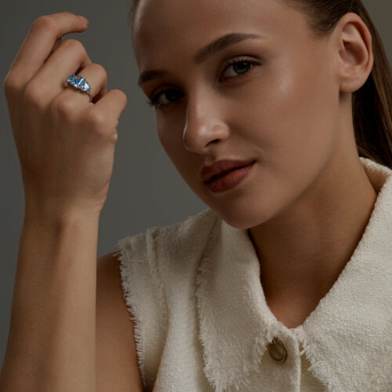 Кольцо из серебра с фианитами