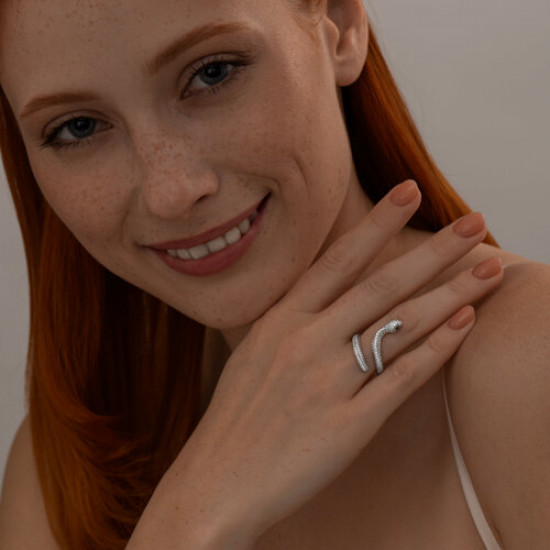 Кольцо из серебра с фианитами