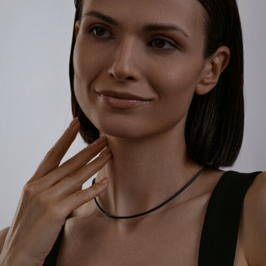 Шнурок-колье со вставкой из серебра