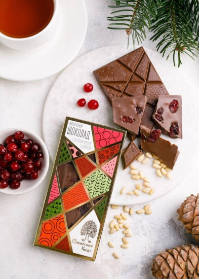 Шоколад молочный с кедровым орехом и клюквой