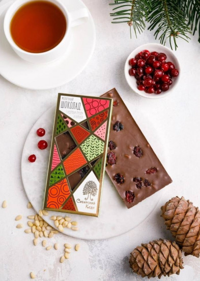 Шоколад молочный с кедровым орехом и клюквой
