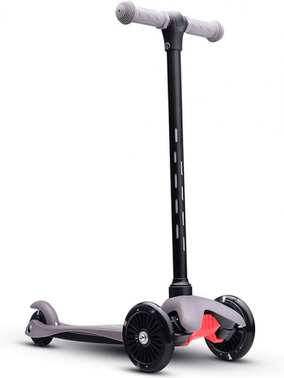 Самокат трёхколёсный