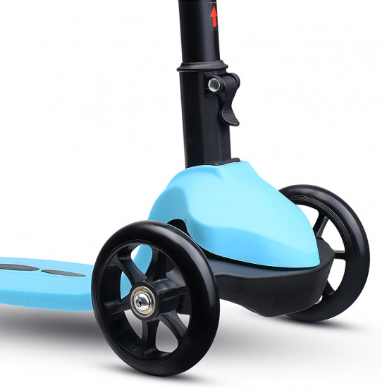 Самокат трёхколёсный