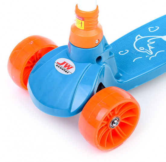 Самокат трёхколёсный