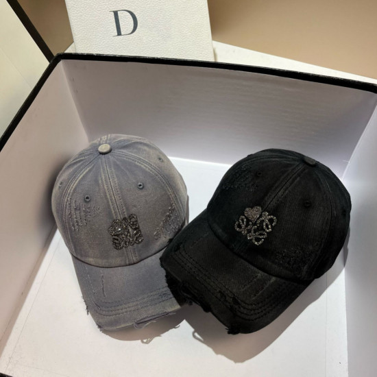 Бейсболка с декором со стразами «Сердце»