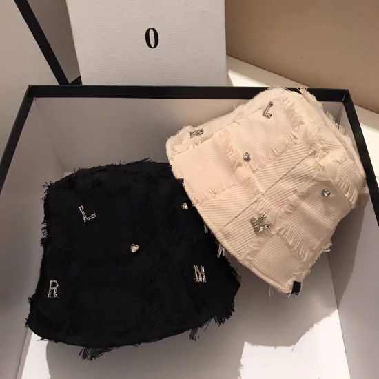 Панама с металлическими буквами и бахромой