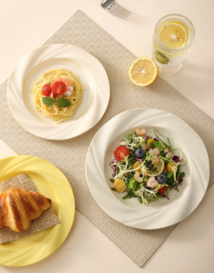 Набор пластиковых тарелок