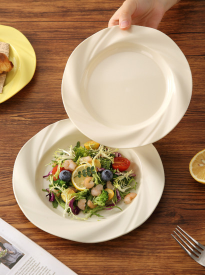 Набор пластиковых тарелок