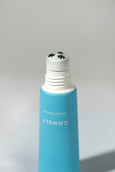 Сыворотка-роллер для зоны вокруг глаз увлажняющая «Hydrating Hyaluronic and Niacinamide Eye Roller Serum»