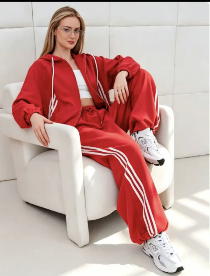 Спортивные стильные костюмы для женщин