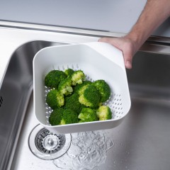 Дуршлаг квадратный с ручкой — подставкой, средний белый - Фото 1