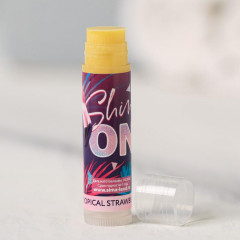 Бальзам для губ с маслом кокоса и клубничным ароматом «Shine on!» - Фото 2