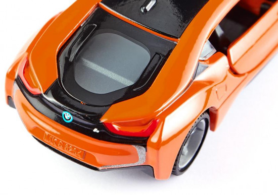 Машина «BMW i8»