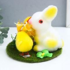Сувенир пасхальный «Кролик и два цыплёнка на травке с цветком» - Фото 1
