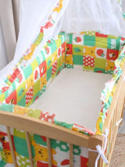 Комплект бортиков в кроватку «Мишка с ягодой» - Фото 1