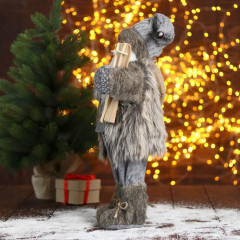 Фигурка «Дед Мороз в сером костюме с лыжами» - Фото 1