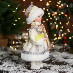 Фигурка «Снегурочка в шубке с кружевами и бусинкой» - Фото 1