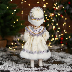 Фигурка «Снегурочка в шубке с кружевами и бусинкой» - Фото 2