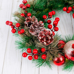 Венок новогодний «Ягодки красные и шишки» - Фото 1