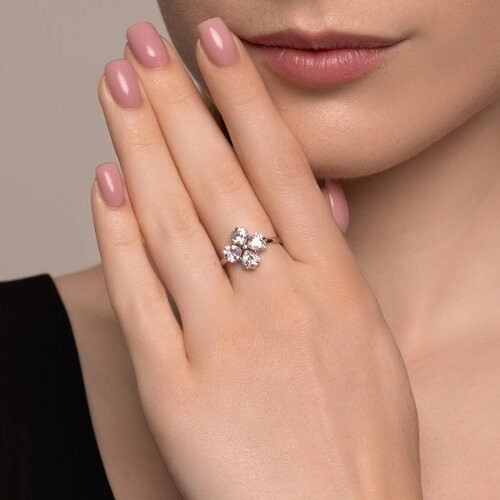 Кольцо из серебра с фианитами