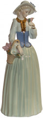 Статуэтка «Девушка в платье с корсетом и с корзинкой» - Фото 1