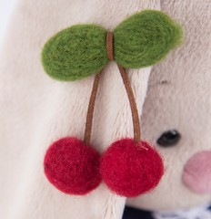 Зайка Ми в костюмчике с войлочной вишней, 23 см - Фото 2