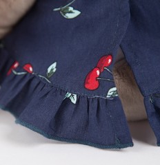 Зайка Ми в костюмчике с войлочной вишней, 23 см - Фото 4