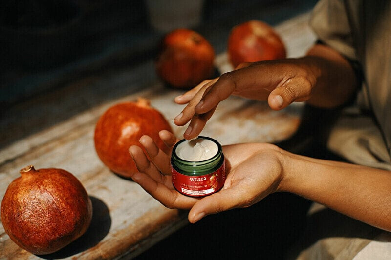 Крем-лифтинг укрепляющий дневной «Pomegranate & Maca Peptide Firming Day Cream» | Granatapfel | Weleda | Фото 3