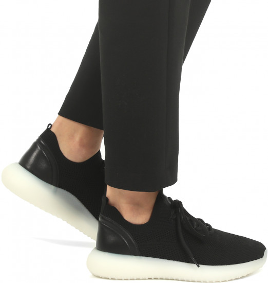 Кроссовки женские