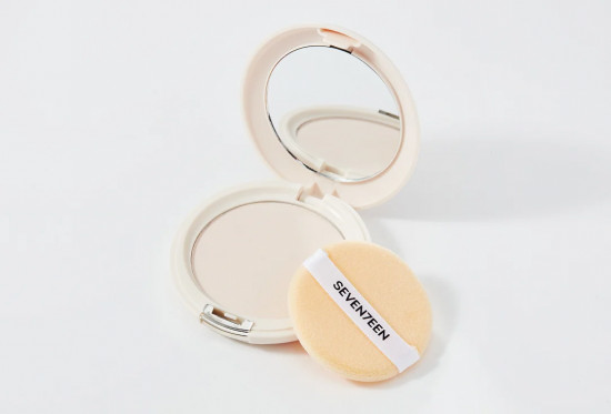 Natural Silky Compact Powder Компактная шелковая пудра для лица SPF 15, оттенок 06 Фарфор