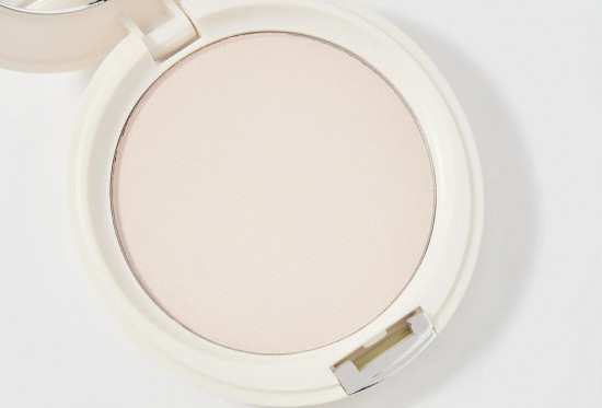 Natural Silky Compact Powder Компактная шелковая пудра для лица SPF 15, оттенок 06 Фарфор