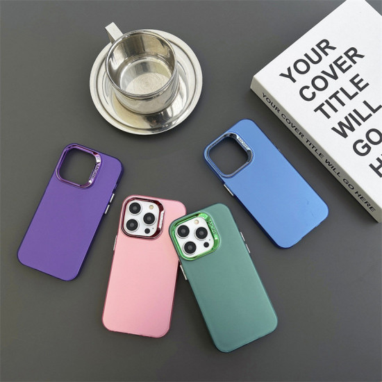 Чехол-накладка на iPhone 15 Metallic