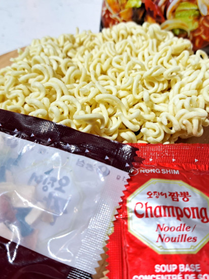 Лапша быстрого приготовления острая с морепродуктами «Cham pong»