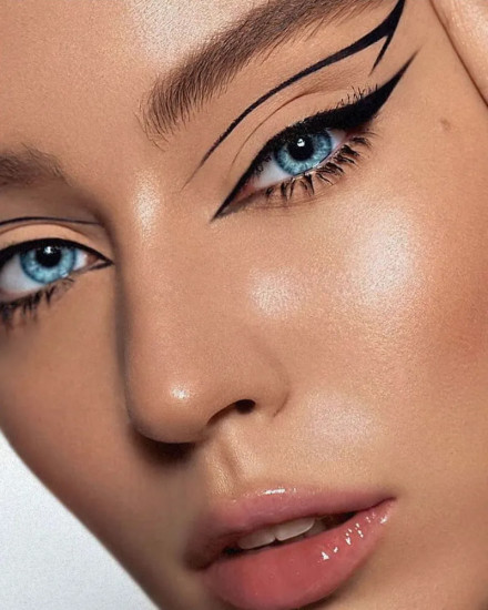 Подводка для глаз жидкая «Graphix Liquid Liner», оттенок 01 Black