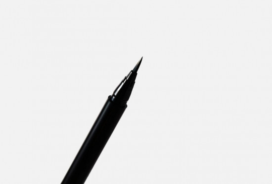 Подводка жидкая для глаз «Brushstroke 24-Hour Liner», оттенок Brushblack