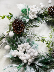 Венок еловый с букетами белого остролиста - Фото 1
