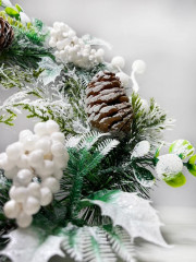 Венок еловый с букетами белого остролиста - Фото 2