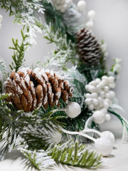 Венок еловый с букетами белого остролиста - Фото 3