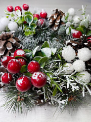 Венок еловый с ягодами и шишками - Фото 1