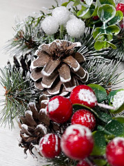 Венок еловый с ягодами и шишками - Фото 2