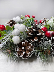 Венок еловый с ягодами и шишками - Фото 3