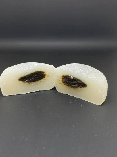 Пирожное моти со вкусом кунжута «Mochi Red Bean Sesame»