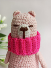 Мягкая вязаная игрушка «Мишка с шарфом» - Фото 1