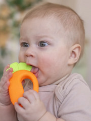 Погремушка-прорезыватель «Морковка» - Фото 4
