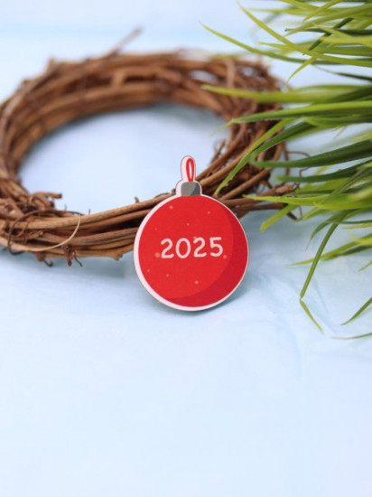 Значок ECO из дерева «Новогодний шарик 2025»